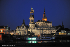 dresden-01.0-036_altstadt-nacht_-nördliches_ende_des_fürstenzugs_(l)-hofkirche_(mitte)